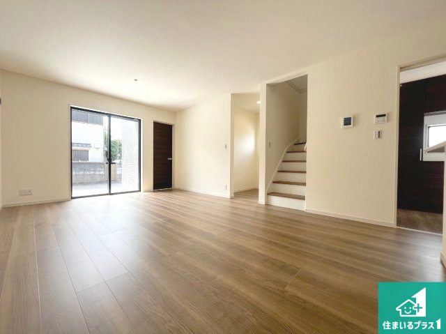 藤井寺市藤ケ丘　新築一戸建ての居間・リビング|日当たり良好の明るいリビングで朝の目覚めもスッキリできそう！対面キッチンでご家族のコミュニケーションも自然と増える設計！小さなお子様が遊ぶスペースを作っても広々とくつろげるLDK！