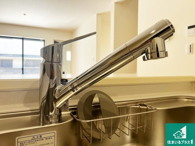 藤井寺市藤ケ丘　新築一戸建ての設備|浄水器を内蔵！炊飯時、お茶を作る時に安心してお水を使えます！お湯と冷水、浄水と原水、シャワーの切替えもワンタッチです！