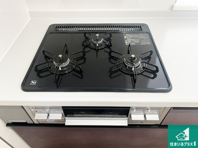 藤井寺市藤ケ丘　新築一戸建ての設備|ダブル高火力Ｓｉセンサー付きコンロ！３口あるので、まとめて料理をする時も大活躍！