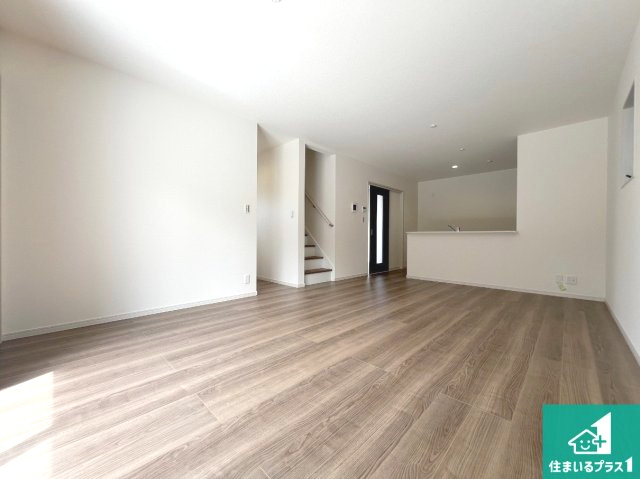 藤井寺市藤ケ丘　新築一戸建ての居間・リビング|シンプルなリビングは、観葉植物等のインテリアを楽しめますね！パパ好みにも、ママ好みにも家具次第で雰囲気を変えることができます！