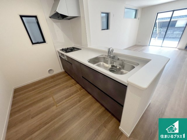 藤井寺市藤ケ丘　新築一戸建てのキッチン|リビングと統一感があり、使い勝手のいいキッチン。広々としているので、二人並んで作業が出来ちゃいます。お子様と一緒に色々なお料理に挑戦できるスペースがあります。