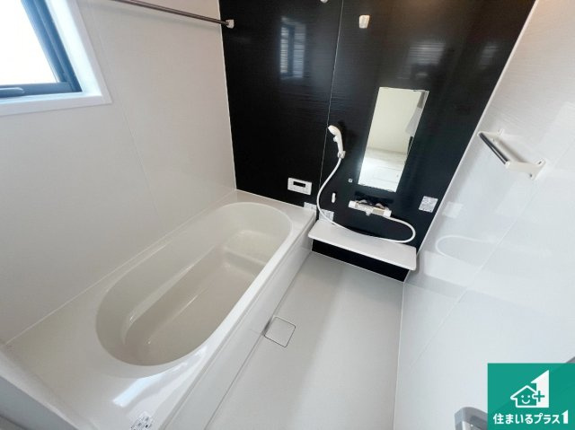 藤井寺市藤ケ丘　新築一戸建ての浴室|足をゆったり伸ばして寛げる浴槽です。窓が設けられていますので差し込む光が明るく穏やかな雰囲気にしてくれます♪浴室乾燥機も設置しているので、雨の日の洗濯物も安心です♪