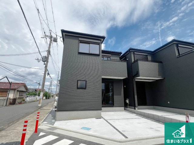 藤井寺市藤ケ丘　新築一戸建ての外観|ご家族皆様の靴もたっぷり収まる大容量の玄関収納を設けました。見た目もスッキリ綺麗な玄関に！