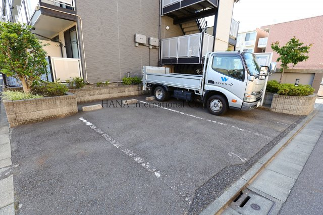 レオパレスリバーパークの駐車場