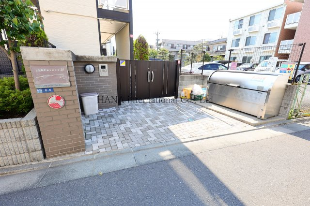 レオパレスリバーパークのエントランス