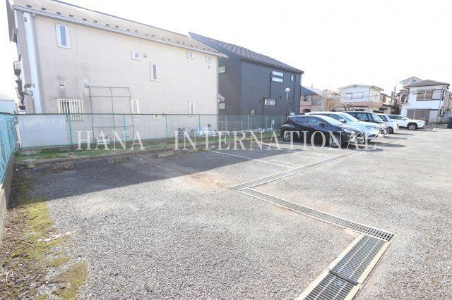 ジュネス鷹の台の駐車場