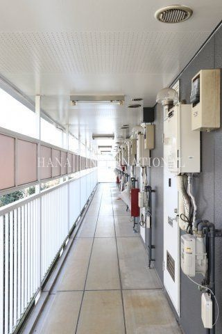 ジュネス鷹の台のエントランス