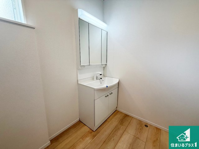 泉佐野市俵屋　第1期　新築一戸建ての独立洗面台|清潔感のある洗面台です。フラットな鏡は掃除がしやすく毎日清潔！鏡裏には収納があるのでスッキリとした洗面台が保てます。