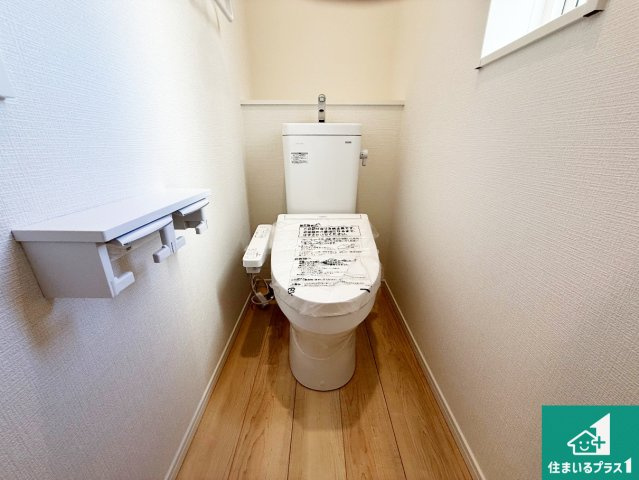 泉佐野市俵屋　第1期　新築一戸建てのトイレ|1・2階の2ヶ所にあるので、朝の忙しい時間の順番待ちもなく、深夜の利用にも大変便利です。