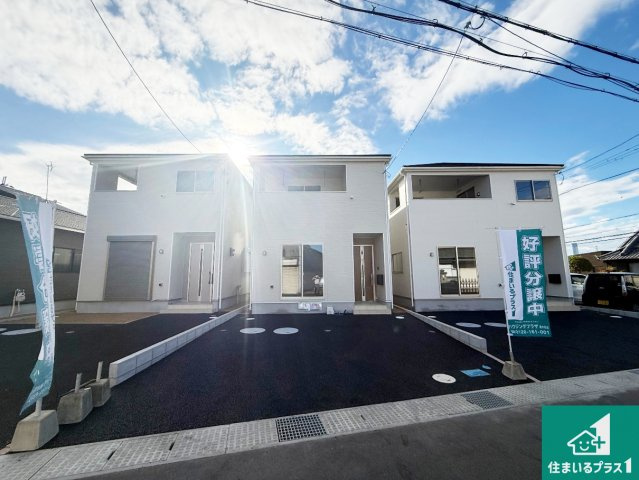 泉佐野市俵屋　第1期　新築一戸建ての前面道路含む現地写真|周辺は閑静な住宅街！前面道路広々で車の出し入れも便利です。駐車が苦手な方でも安心して車庫入れできます！