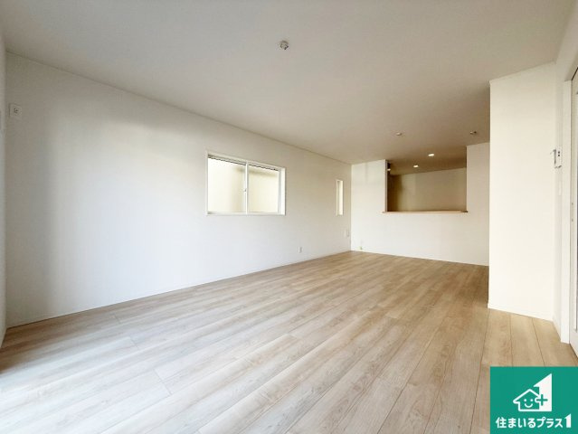 泉佐野市俵屋　第1期　新築一戸建ての居間・リビング|日当たり良好の明るいリビングで朝の目覚めもスッキリできそう！対面キッチンでご家族のコミュニケーションも自然と増える設計！小さなお子様が遊ぶスペースを作っても広々とくつろげるLDK！