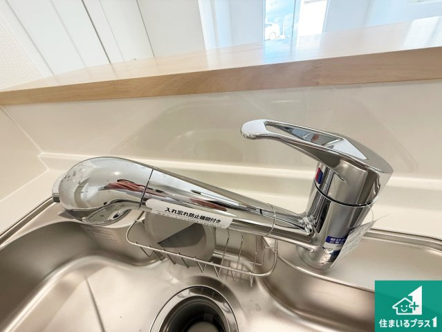 泉佐野市俵屋　第1期　新築一戸建ての設備|浄水器を内蔵！炊飯時、お茶を作る時に安心してお水を使えます！お湯と冷水、浄水と原水、シャワーの切替えもワンタッチです！