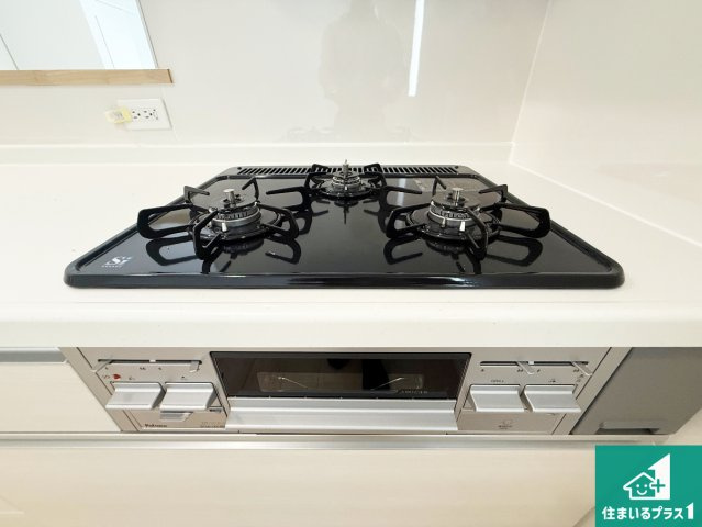 泉佐野市俵屋　第1期　新築一戸建ての設備|ダブル高火力Ｓｉセンサー付きコンロ！３口あるので、まとめて料理をする時も大活躍！