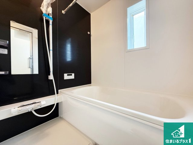 泉佐野市俵屋　第1期　新築一戸建ての浴室|足をゆったり伸ばして寛げる浴槽です。窓が設けられていますので差し込む光が明るく穏やかな雰囲気にしてくれます♪浴室乾燥機も設置しているので、雨の日の洗濯物も安心です♪