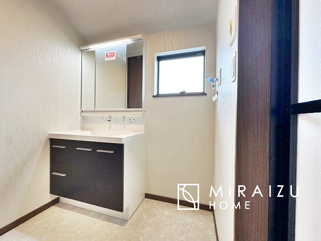 【独立洗面台】 | 高級感漂う洗面台です。鏡の後ろの収納棚もとても充実しております。コスメが大好きな奥様も、女子力高いご主人様もきっとご満足いただける収納力です。三面鏡なので、ヘアセットにも便利です。
