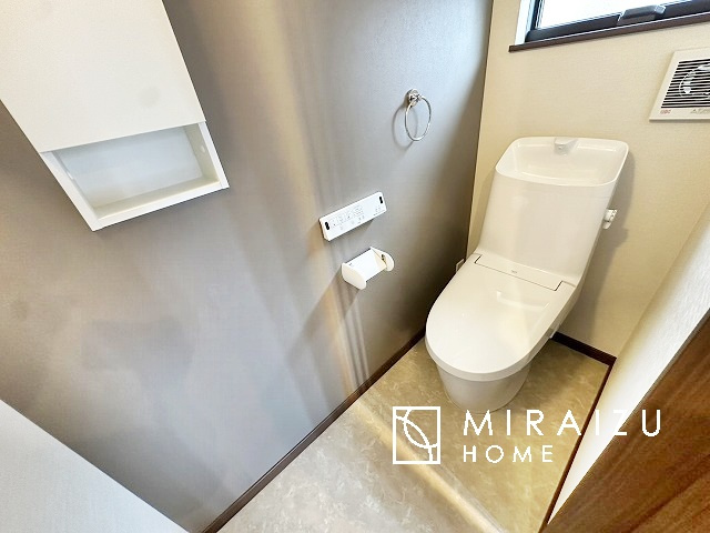 【トイレ】 | 空気の換気と窓からの光の明るさに配慮した清潔感のあるトイレ、ご自分の好きなアロマや芳香剤を置いて落ち着く空間を演出、一人になれる空間ですから、リラックスしたいですね。
