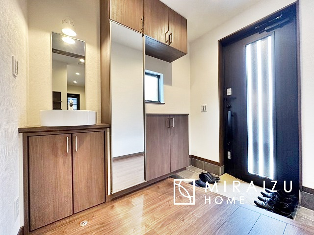 【玄関】 | いってきます♪ただいま♪明るい声が聞こえてきそうな玄関。ナチュラルなカラーがとても清潔感のある造りです♪
