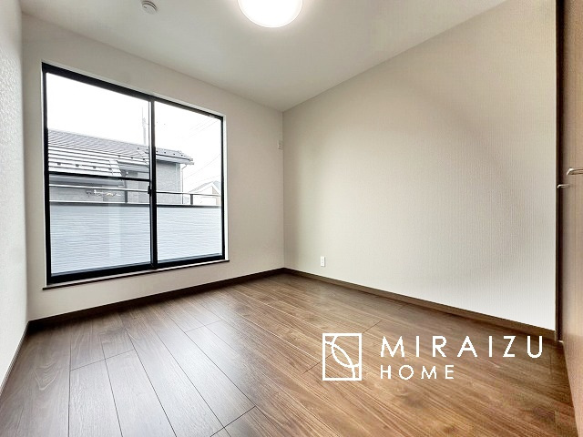 【洋室】 | 居心地の良さそうなリラックスできる空間。独立性のある建物ですので、ご自分の時間を大切にしたご家族様にぴったりです！
