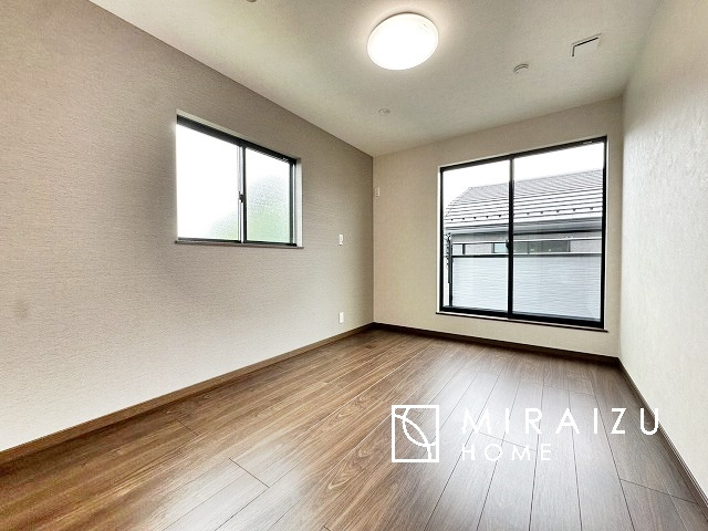 【子供部屋】 | お子様のお部屋にも主寝室にも使えますね。窓が二面についていますので採光もばっちり、空気の入れ替えもOK！自分のお部屋を持ちたいお子様の夢を叶えます！
