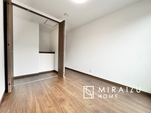 【収納】 | 収納力も自慢です。お洋服がお好きなお客様も多いですよね、衣替えをしなくてもお洋服をしまっておけそうなくらいの広さですね！
