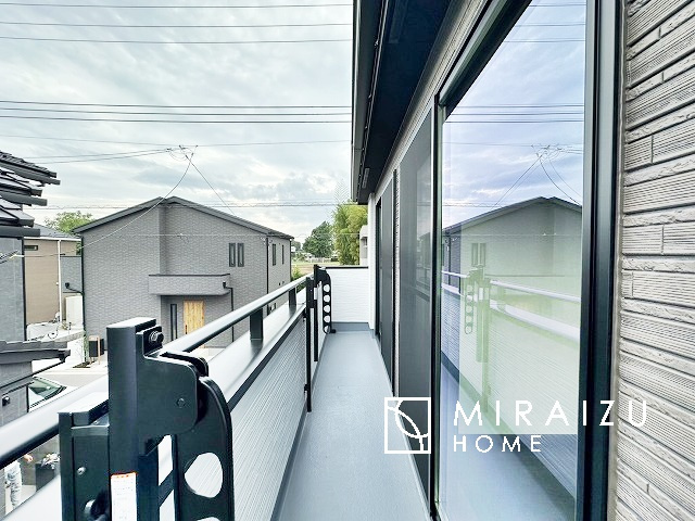 【バルコニー】 | 小鳥の鳴き声で目覚める朝、爽やかな風が入ります。太陽の陽射しでお洗濯物がカラッと乾き、気持ちの良い洋服とお布団で快適に過ごせます。