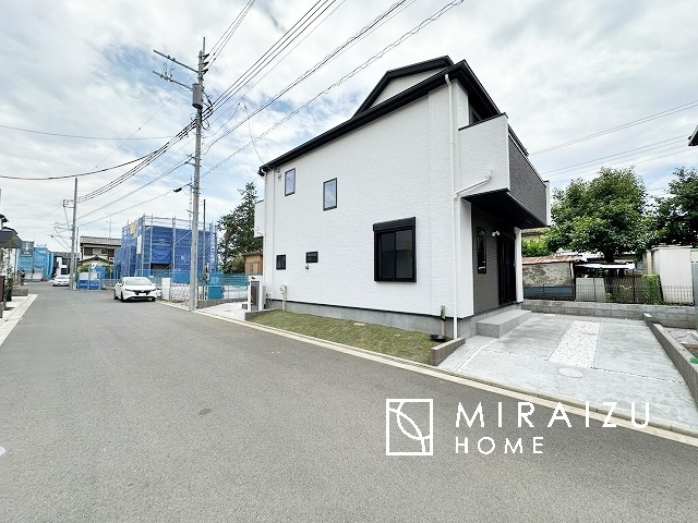 【外観】 | 青く澄み渡った綺麗な空と、陽の光をたっぷりと受ける、そんな新築住宅で新生活をスタートしてみませんか？見学・ご相談等、ミライズホーム(株)までお気軽にご連絡下さい。