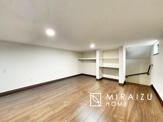 【洋室】 | 心も体も癒されるゆったりと落ち着いた洋室。窓が多いつくりになっています。窓が多いと明るい空間を保ち、室内へ気持ちの良い風も取り込んでくれます。