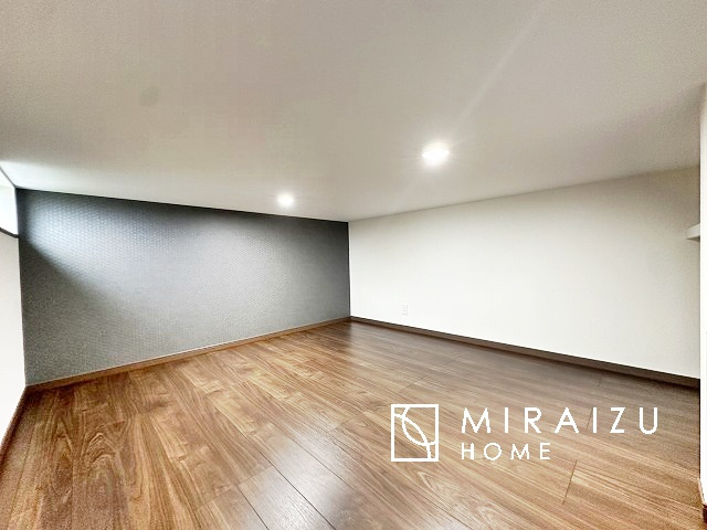 【寝室】 | 収納あり、自然な採光ありの洋室。家族みんなが気持ち良く目覚められる、過ごしやすい主寝室などにもお勧め。もちろん、ペットもご一緒に。