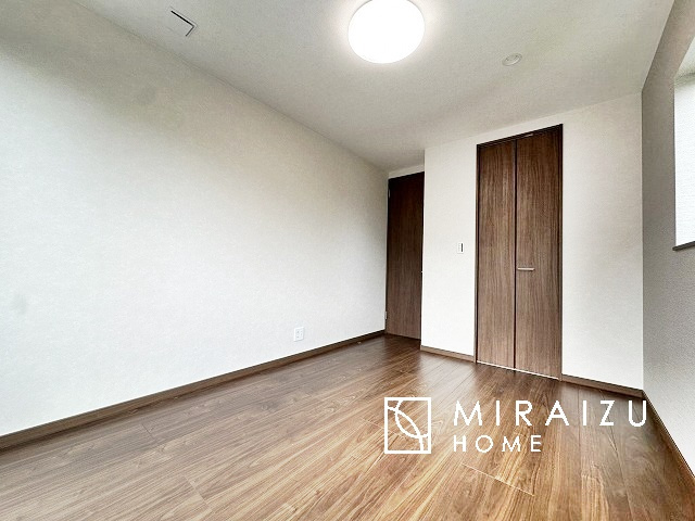 【子供部屋】 | 床のフローリングもオシャレな洋室が嬉しいです。独立性のある住宅ですので、各居室それぞれ、テイストの違うお部屋インテリア造りをしても面白いかもしれませんね！