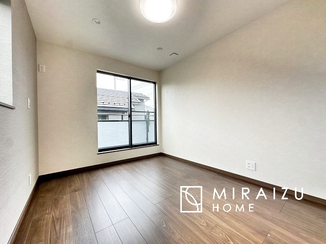 【洋室】 | 小鳥の鳴き声で目覚める朝、爽やかな風が入ります。太陽の陽射しでお洗濯物がカラッと乾き、気持ちの良い洋服とお布団で快適に過ごせます。