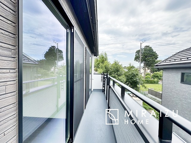 【バルコニー】 | 青く澄み渡った綺麗な空と、陽の光をたっぷりと受ける、そんな新築住宅で新生活をスタートしてみませんか？見学・ご相談等、ミライズホーム(株)までお気軽にご連絡下さい♪