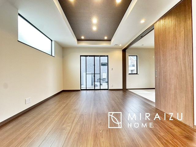 【居間・リビング】 | 大きな窓が特徴の南向きリビングでは、太陽光も沢山取り込むことが出来てお家の中にいても日光浴が可能ですね、開放的な空間です。インテリア選びも楽しそう、ご家族様で相談しながらインテリア配置も楽しみたいです