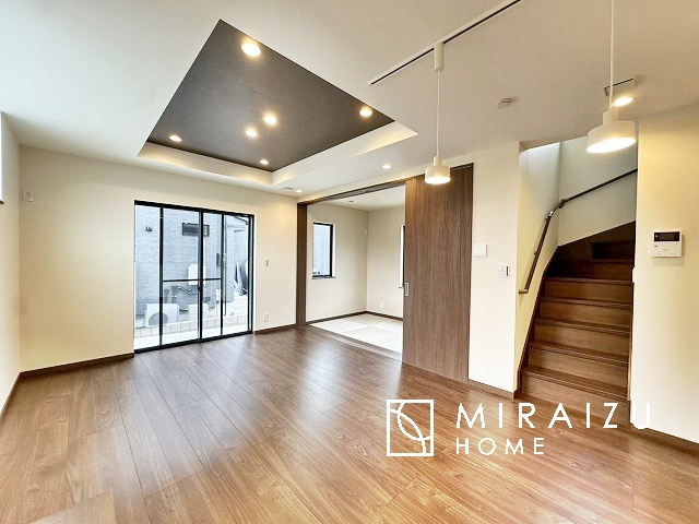 【居間・リビング】 | 明るい光が取り入れられる空間設計のリビングです。インテリア配置もしやすい間取りです。壁や床の色と合わせて落ち着いたインテリアも選びたいですね♪グリーンを飾っても素敵だと思います。
