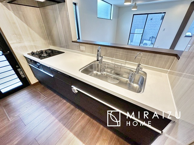 【キッチン】 | スッキリとした形が上品な広々ワイドキッチンです。レンジフードもすっきりとした造りなので圧迫感もございません。窓もあり明るい空間の中で毎日お料理することが可能です。収納スペースも広いのが嬉しいですね。
