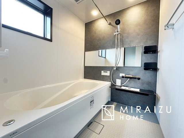 【浴室】 | 清潔感のあるホテルのような広い浴室が自慢です。疲れた日にはお湯をためてリラックスタイムを楽しみたいですね、今はスマホも防水の時代です、半身浴をしながら動画視聴、漫画視聴、楽しく過ごしたいですね^^
