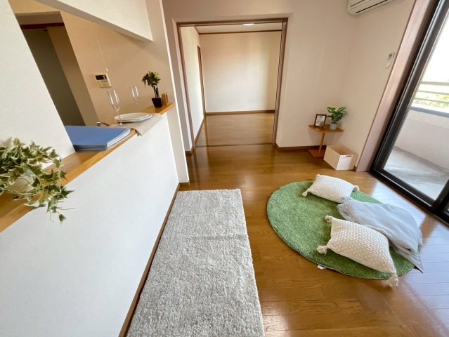 コモド・アンジュの居間・リビング|明るい室内です