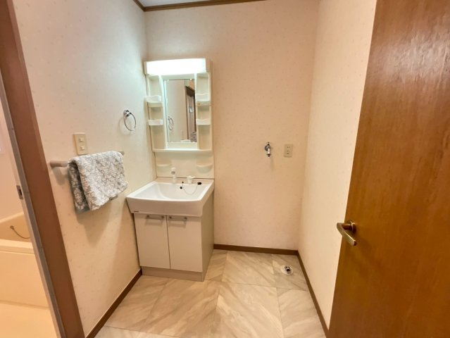 コモド・アンジュの洗面所|独立洗面台、小物を置くことができて便利です