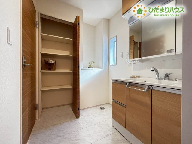 本庄市下野堂　新築一戸建て　ブルーミングガーデン　02の独立洗面台
