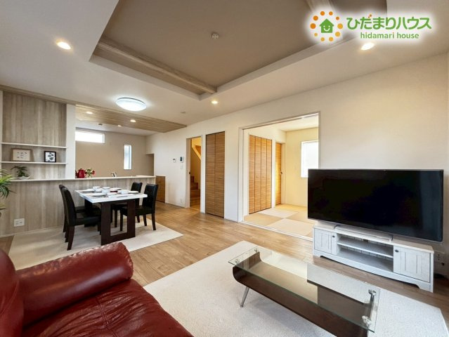 本庄市下野堂　新築一戸建て　ブルーミングガーデン　02の居間・リビング