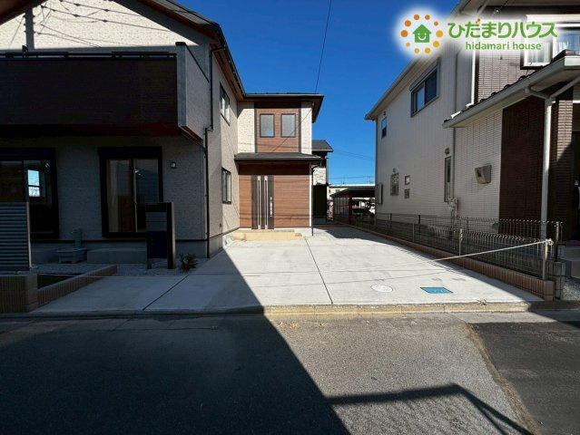 本庄市下野堂　新築一戸建て　ブルーミングガーデン　02の駐車場|3台駐車できるゆとりのカースペースを完備。
来客時や将来お子様がお車を持つようになった際も安心ですね！