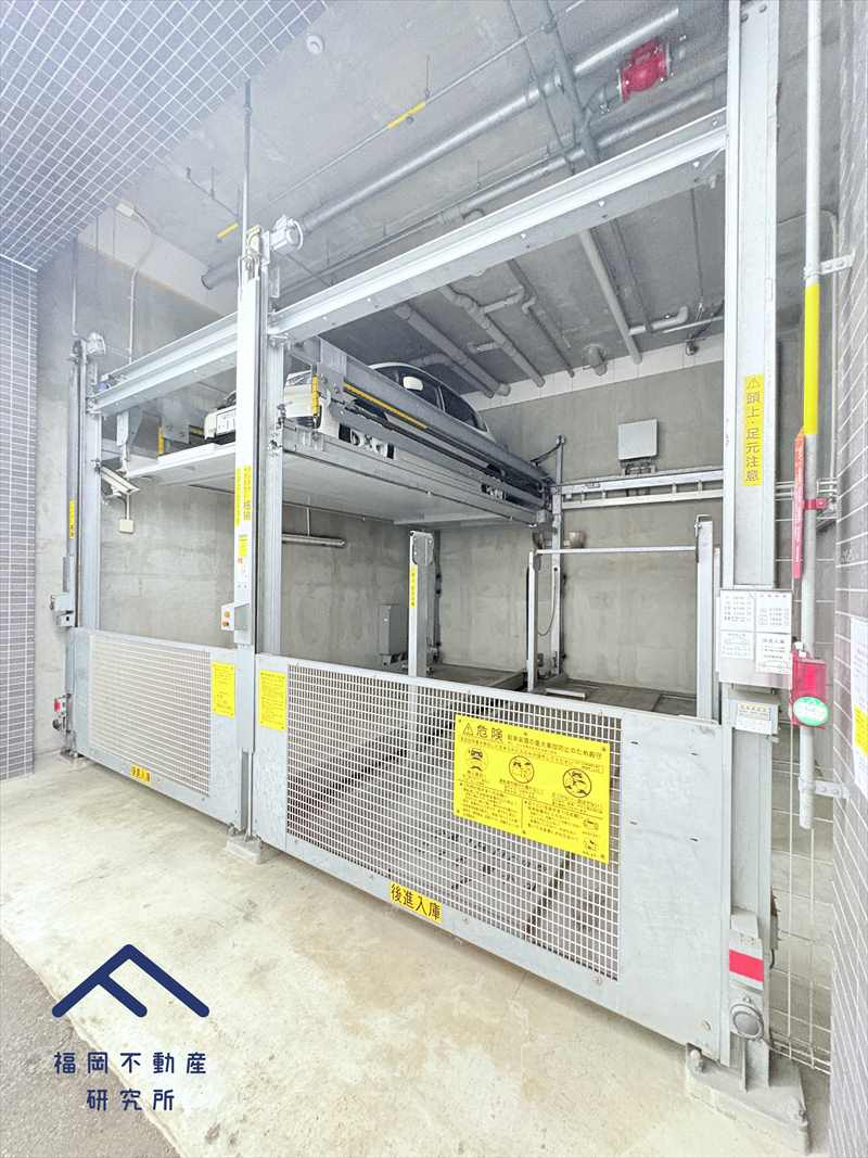 プレサンスロジェ呉服町の駐車場