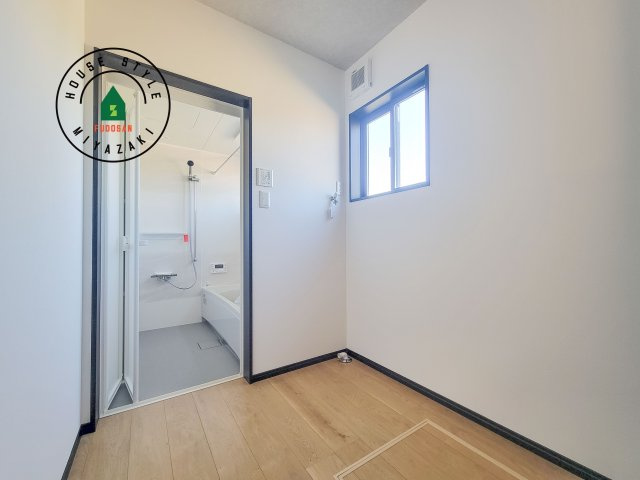 都城市下長飯町R7(A号棟)の脱衣所|ゆとりの洗面スペースで朝の身支度もスムーズに。暮らしを快適に変えるシャワー付洗面台です！