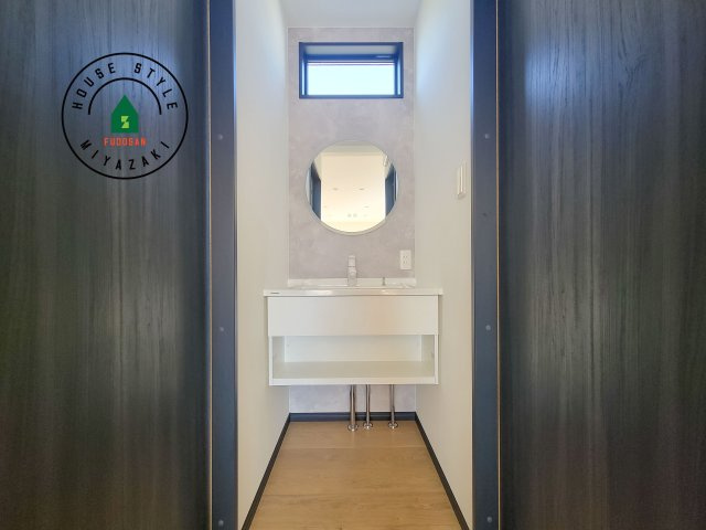 都城市下長飯町R7(A号棟)の独立洗面台|毎日使うものだから清潔な空間を保ちたい水回り。洗面にはそんな願いを解消させてくれる収納アイデアが満載です。三面鏡の裏側にはキャビネットが現れ小物から背の高い物まで収納できます。