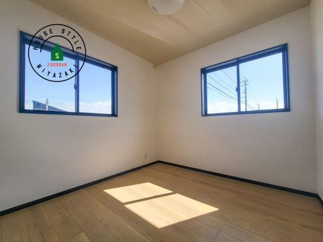 都城市下長飯町R7(A号棟)の寝室|主寝室には収納力に優れたクローゼットがありますので、お部屋もすっきり片付きます。