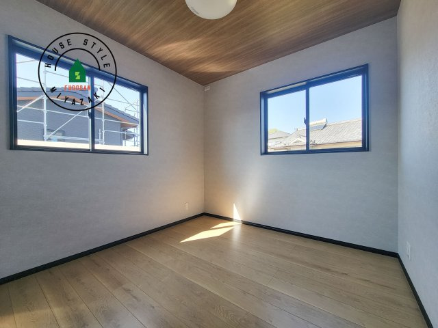 都城市下長飯町R7(A号棟)の洋室|柔らかい陽光が差し込む明るいお部屋を演出する設計。彩光の取れる窓が気持ちの良いお部屋を創り上げます。