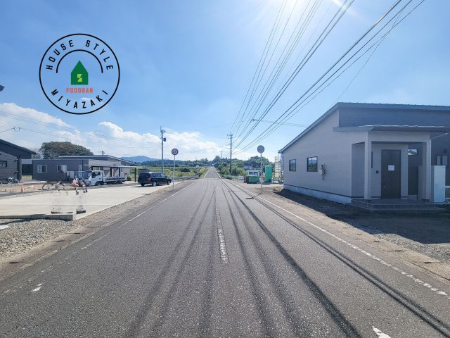 都城市下長飯町R7(A号棟)の前面道路含む現地写真|前面道路は閑静な住宅地をはしる車通りの少ない道路。お車の出し入れが苦手なママや小さなお子様にも安心ですね。しっかり舗装もされているので、ベビーカーや自転車で通っても快適に通行できます。