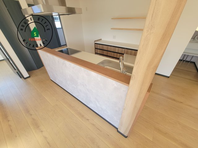 都城市下長飯町R7(A号棟)のダイニング|キッチンから立ち込める香りが今日の料理を期待させます。