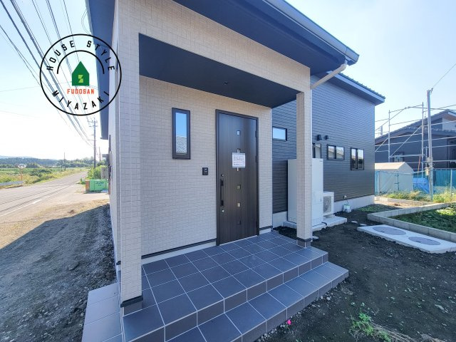 都城市下長飯町R7(A号棟)の玄関|おでかけの時も帰った時も、「我が家」を最初に感じでもらえる素敵な空間に。