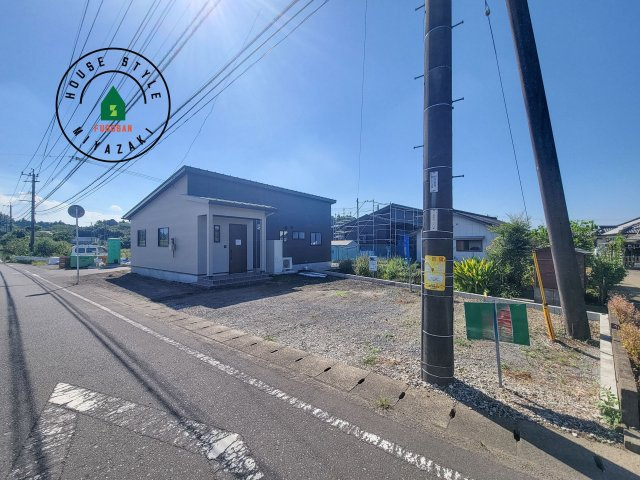 都城市下長飯町R7(A号棟)の前面道路含む現地写真|シンプルで美しい外観、心地よいライフスタイルが実現できそうです。