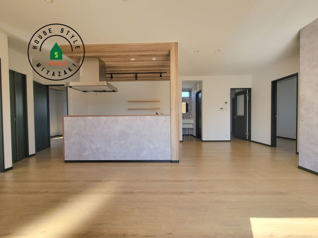 都城市下長飯町R7(A号棟)の居間・リビング|キッチンからリビングをしっかり確認できます。家族の笑顔があふれる空間になりそうですね。